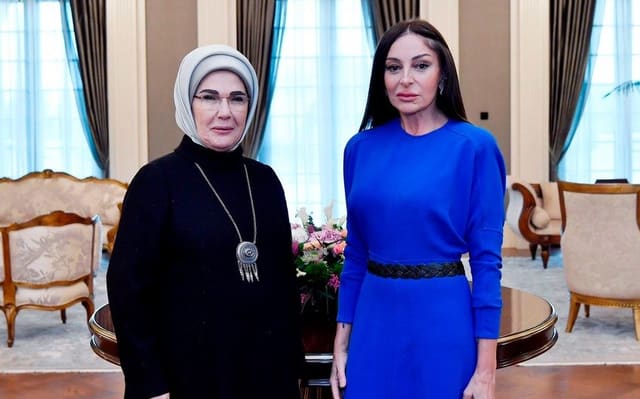 Əminə Ərdoğan Mehriban Əliyevaya zəng edib