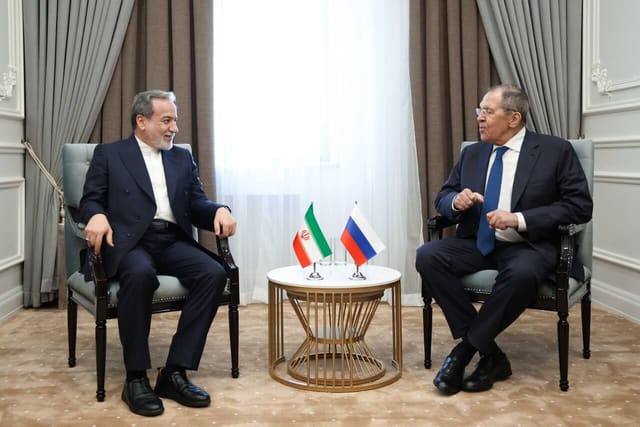 Əraqçı və Lavrov Hörmüz boğazında gəmiçiliklə bağlı vəziyyəti müzakirə edib