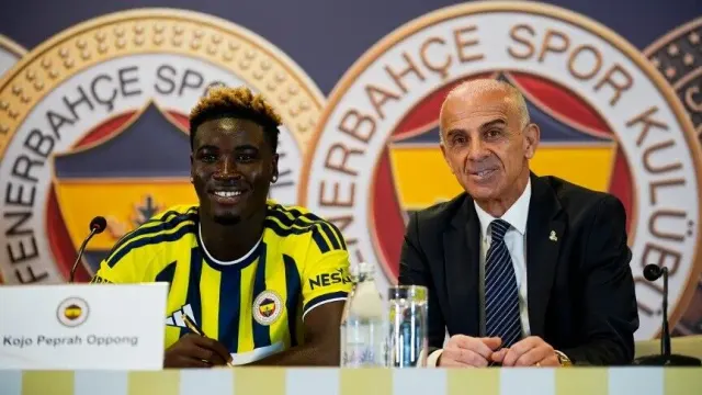 "Fənərbaxça" yeni transferi Oppong üçün imza mərasimi keçirib