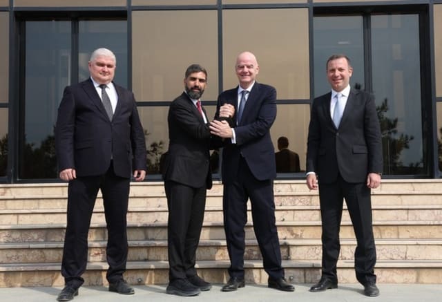 FIFA prezidenti Hövsanda inşa olunan futbol bazasında olub