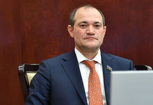 Deputat: İş gününün müddətinin azaldılması istiqamətində düşünməliyik