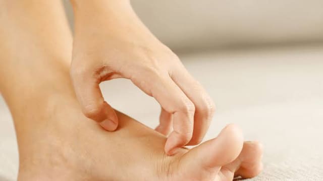 Gecə ayaq qıcolmalarının səbəbləri: Nə vaxt həkimə müraciət etməli?