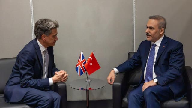 Hakan Fidan britaniyalı həmkarı ilə görüşüb
