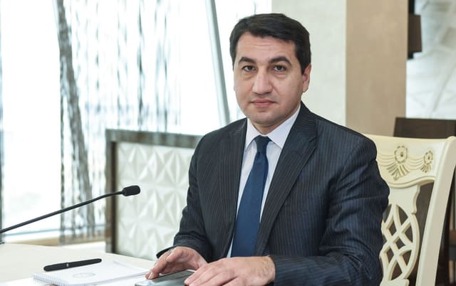Hikmət Hacıyevə xatirə hədiyyəsi təqdim edilib