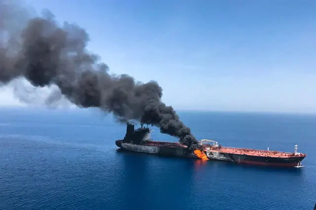 Hörmüz boğazında tanker və konteyner gəmisi atəşə tutulub