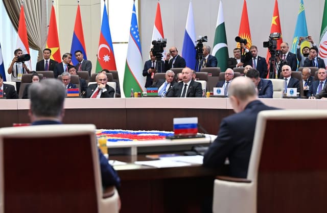  İlham Əliyev: Ermənistanla birlikdə yeni yerüstü nəqliyyat kommunikasiyalarının yaradılması üzərində çalışırıq