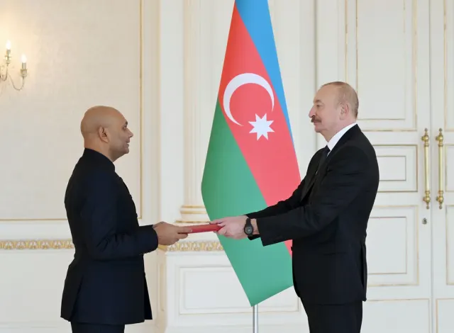 İlham Əliyev Hindistanın Azərbaycanda yeni təyin olunmuş səfirini qəbul edib