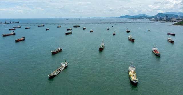 İran parlamentində Hörmüz boğazı ilə bağlı qanun layihəsi müzakirə olunur
