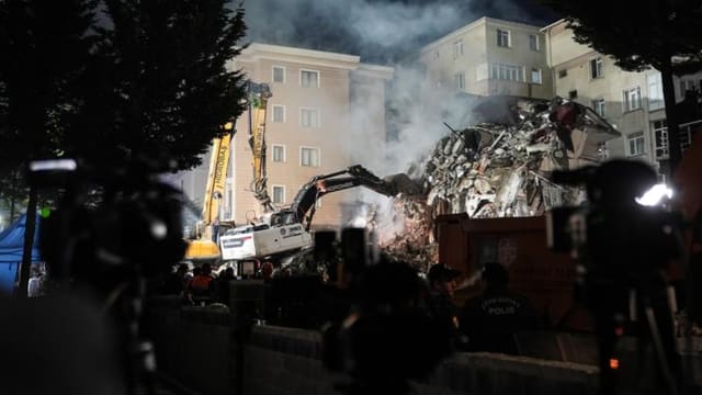 İstanbulda 7 mərtəbəli bina uçub