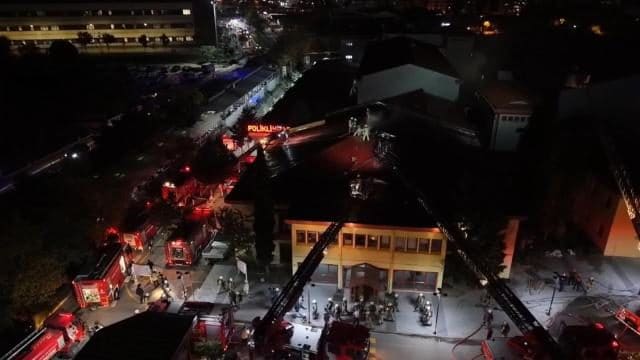 İstanbulda xəstəxananın damında yanğın baş verib