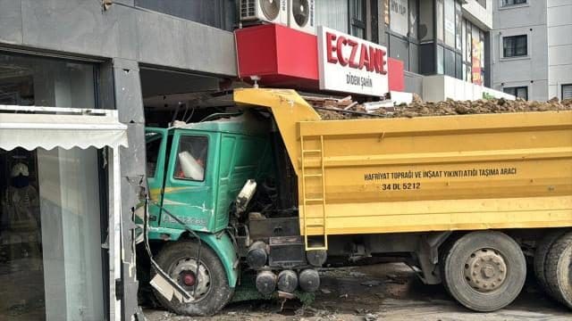 İstanbulda yük maşını aptekə çırpılıb, 7 nəfər yaralanıb