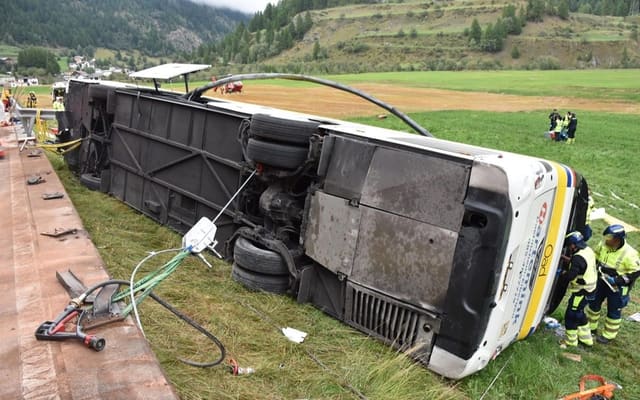 İsveçrədə turist avtobusu qəzaya uğrayıb, 5 nəfər ölüb