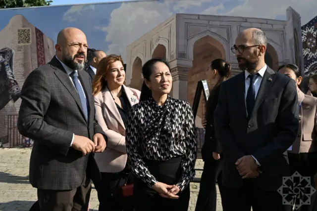 Kamboca Krallığının birinci xanımı Piç Çanmoni İçərişəhərlə tanış olub
