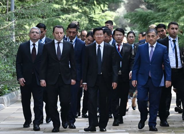 Laos Prezidenti Fəxri xiyabanı ziyarət edib