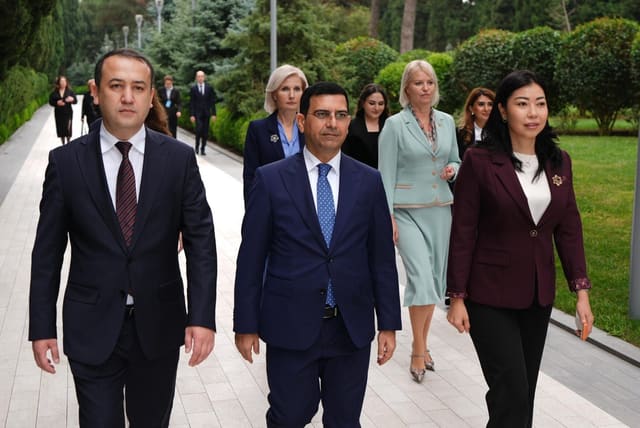 MDB Məşvərət Şurasının iştirakçıları Fəxri xiyabanı və Şəhidlər xiyabanını ziyarət ediblər
