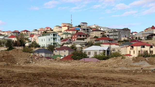 Mətin Eynullayev: Kommunikasiya xətlərinin üzərində tikilən evlərin sənədləşdirilməsi mümkün deyil