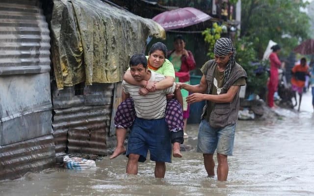 Nepalda daşqınlar zamanı 384 turist itkin düşüb