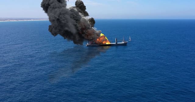 Oman körfəzində neft tankerinə zərbə endirilib