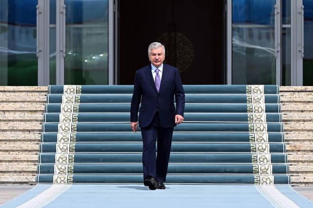 Özbəkistan Prezidenti Qırğızıstana işgüzar səfərə yola düşüb