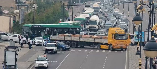 Paytaxtda yük avtomobilinin nasaz olması yolda tıxac yaradıb