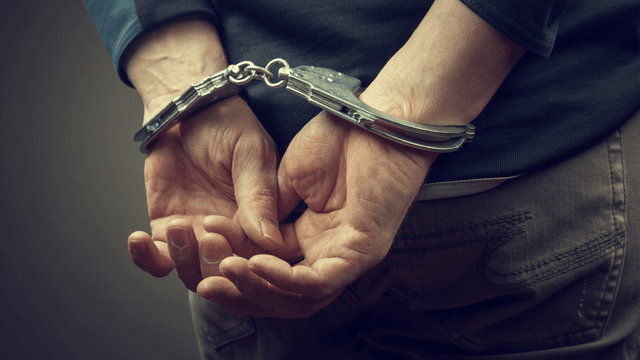 Polis mənzil almaq adı ilə dələduzluq edən şəxsi saxlayıb