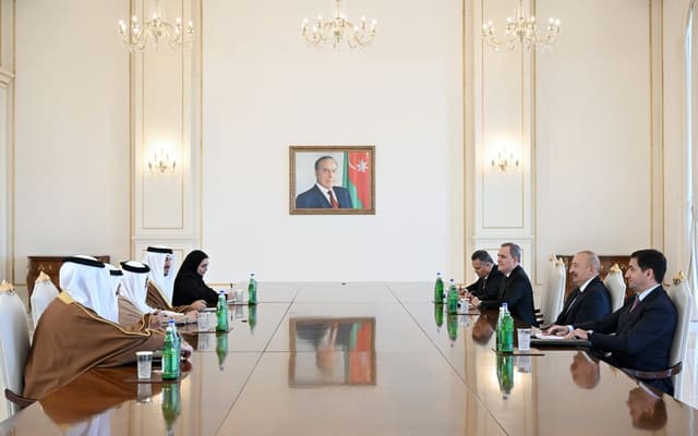 President Ilham Aliyev receives Bahrain's foreign minister