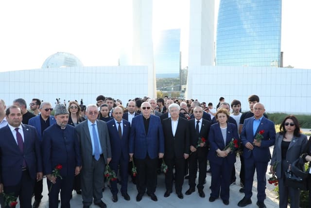 Qərbi Azərbaycan İcmasının rəhbər heyəti Zəfər parkını ziyarət edib