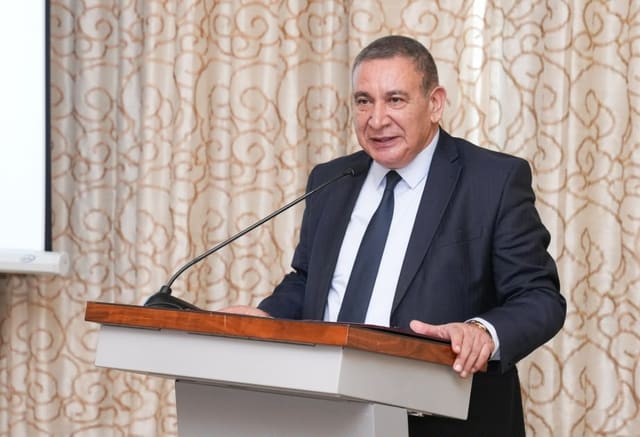Rəşad Məcid: Məktəbli forması ilə bağlı qərar hicab qadağası deyil