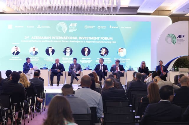 “Sənaye platformaları və azad iqtisadi zonalar: Azərbaycan regional istehsal mərkəzi kimi” mövzusunda panel sessiya keçirilib
