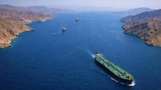 SEPAH Hörmüz boğazında supertankerin minaya düşdüyünü bildirib