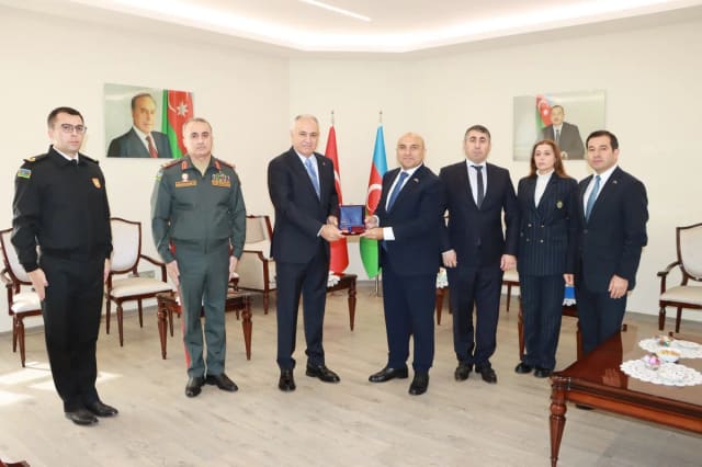 Türkiyəli generala Azərbaycanın hərbi əməkdaşlıq medalı təqdim olunub