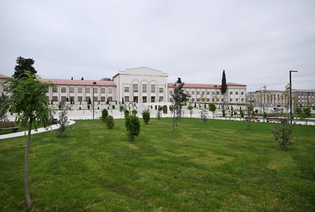 Xankəndidə yenidən qurulan həyat: Qarabağ Universitetinin tələbələri danışır