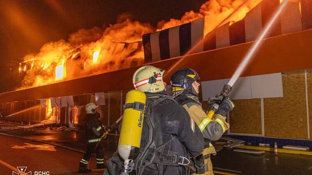 Xarkovda ticarət mərkəzi vurulub