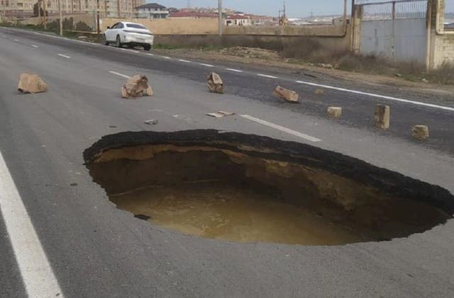 Yol çökdükdə avtomobilə və ya vətəndaşa dəyən zərəri kim ödəməlidir?