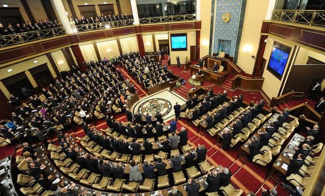 Qazaxıstan parlamenti LGBT təbliğatını qadağan edən qanun qəbul edib