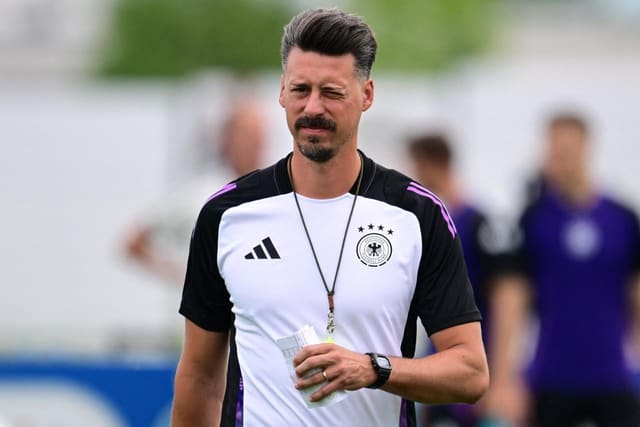 Bundesliqa təmsilçisi baş məşqçisi ilə vidalaşdı