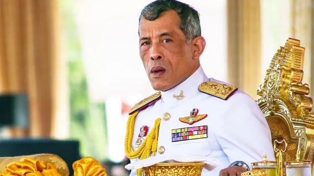 Tayland kralı parlamentin aşağı palatasını buraxıb