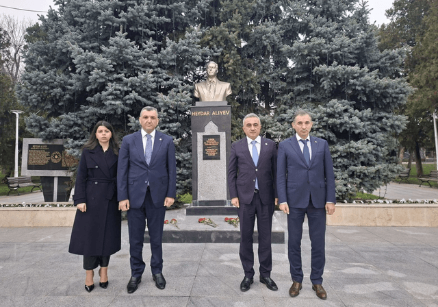 Vəkillər Kollegiyasının rəhbərliyi Rumıniyada Ulu Öndərin abidəsini ziyarət edib