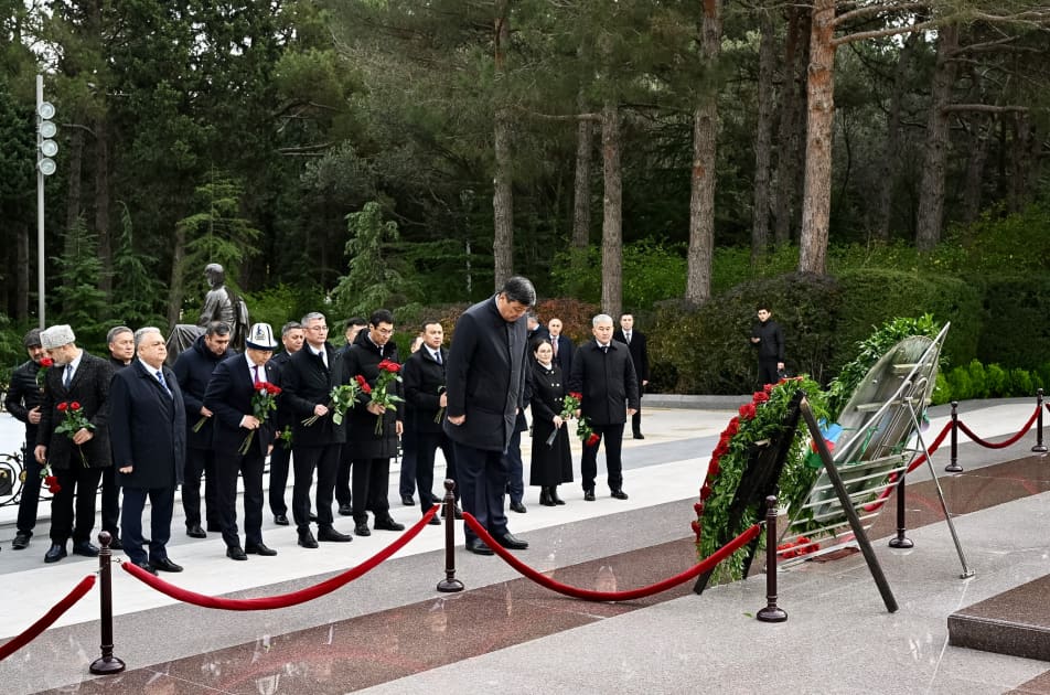 Qırğızıstan nümayəndə heyəti Heydər Əliyevin məzarını ziyarət edib