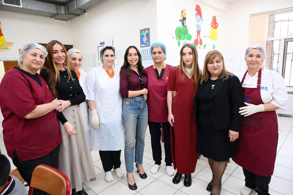 Leyla Əliyeva, Arzu Əliyeva və Alena Əliyeva Bakı şəhəri 5 nömrəli internat tipli xüsusi ümumtəhsil məktəbində olublar