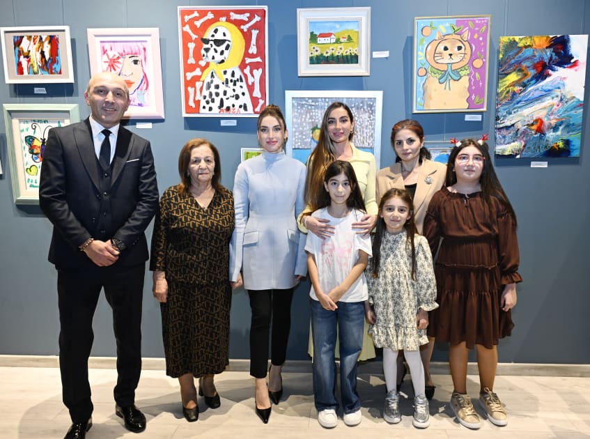 Arzu Əliyeva və Alena Əliyeva “Rənglərdə yaşanan 10 il” mövzusunda keçirilən sərgidə iştirak ediblər