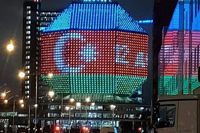 Minskdəki Milli Kitabxana binası Azərbaycan bayrağının rəngləri ilə işıqlandırılıb