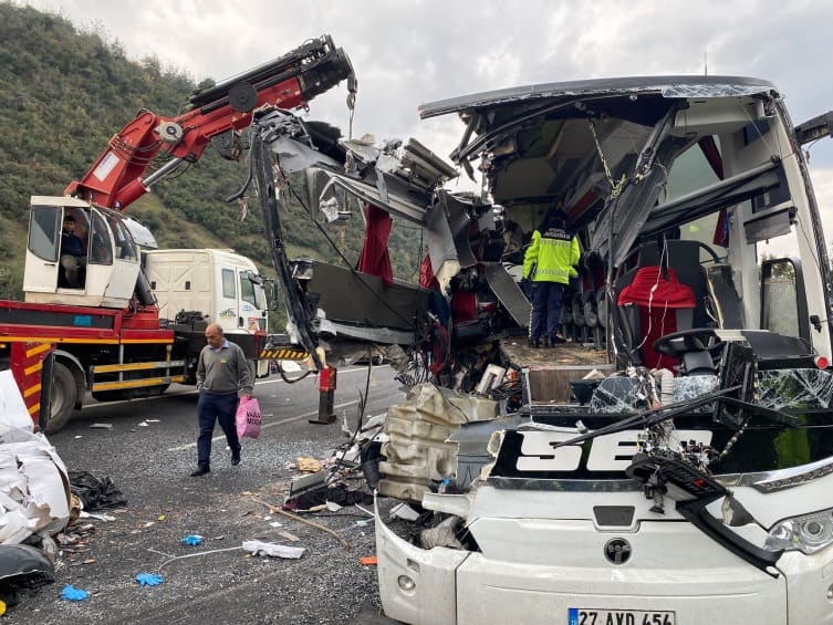 Türkiyədə sərnişin avtobusu yük maşınına çırpılıb: 7 nəfər ölüb, 11 nəfər yaralanıb-YENİLƏNİB