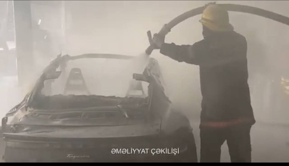 Bakıda "Porsche" yanıb - VİDEO