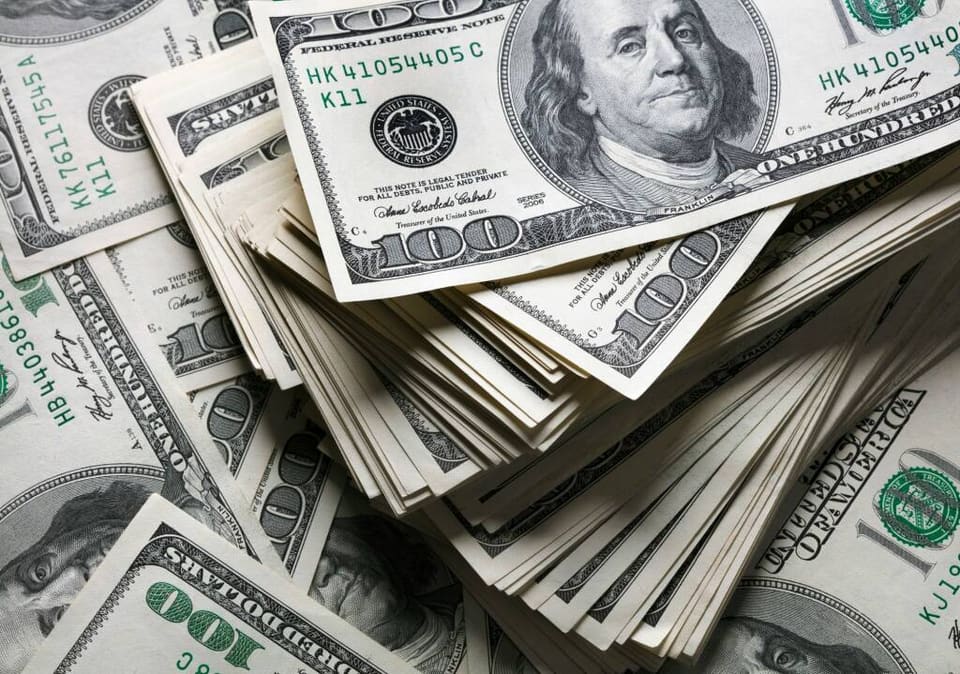 Oğurladığı dollarların yerinə saxtalarını qoyan usta saxlanılıb