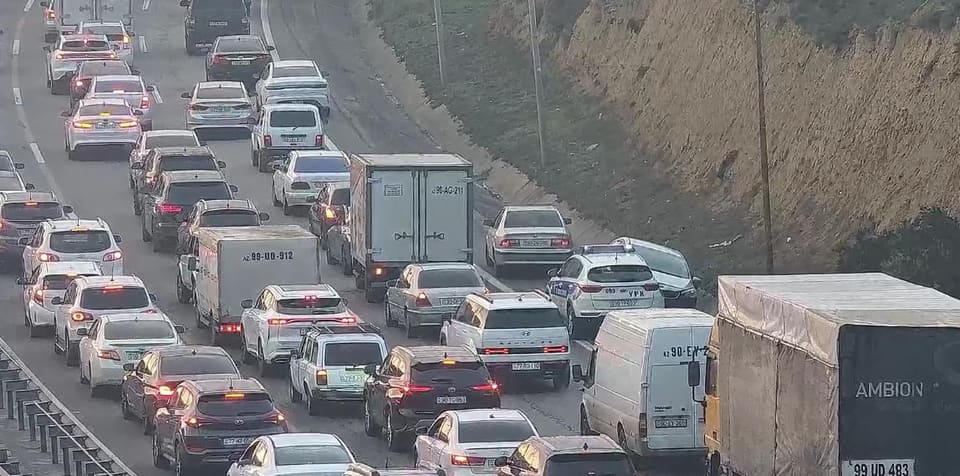 Yasamalda yol-nəqliyyat hadisəsi səbəbindən sıxlıq yaranıb