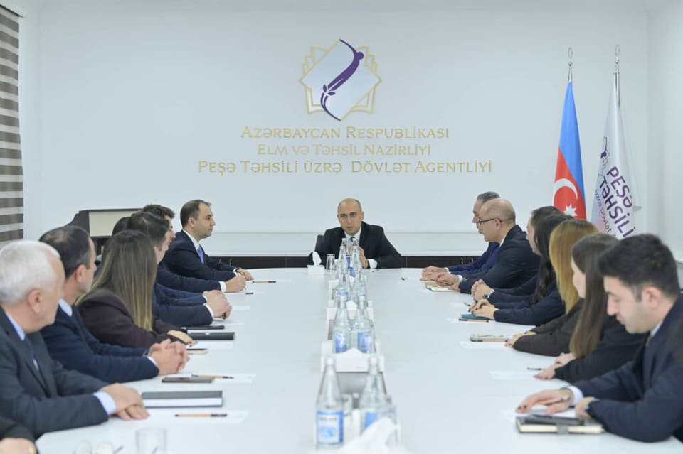 Peşə Təhsili üzrə Dövlət Agentliyinin yeni direktoru kollektivə təqdim olunub - Fotolar