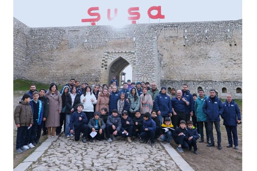 Tanınmış güləşçilər Laçın və Şuşada şagirdlərlə görüşüblər