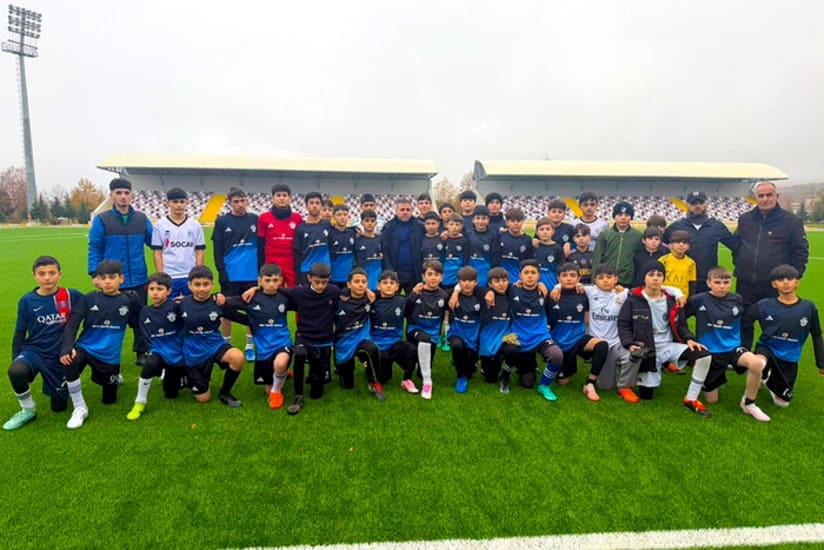 Azərbaycan millisinin baş məşqçisi Ağsuda yeniyetmə futbolçularla görüşüb
