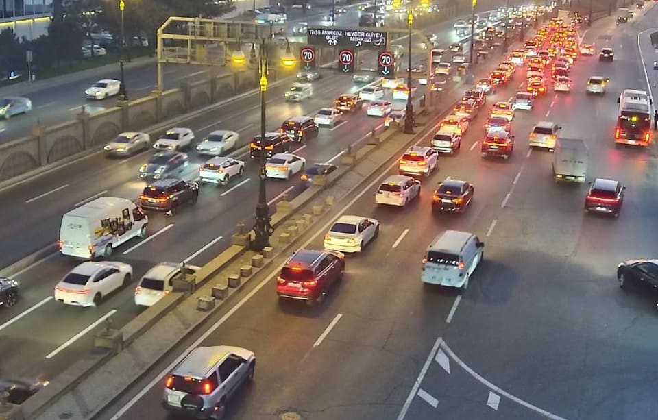 Bakıda hazırda sıxlıq müşahidə olunan yollar açıqlanıb 